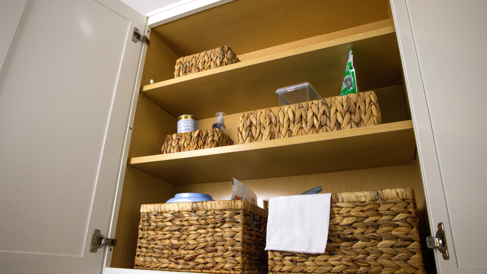 איך לסדר ארונות מטבח