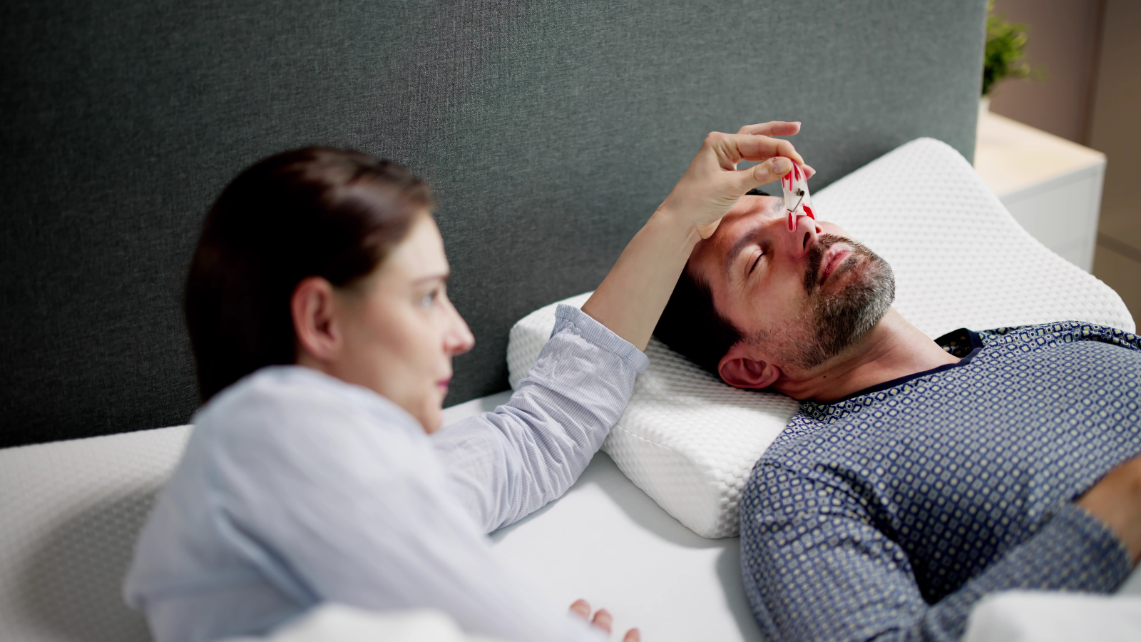 איך להפסיק נחירות של מישהו