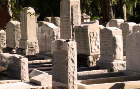 במה כרוכות עלויות הקבורה בישראל?